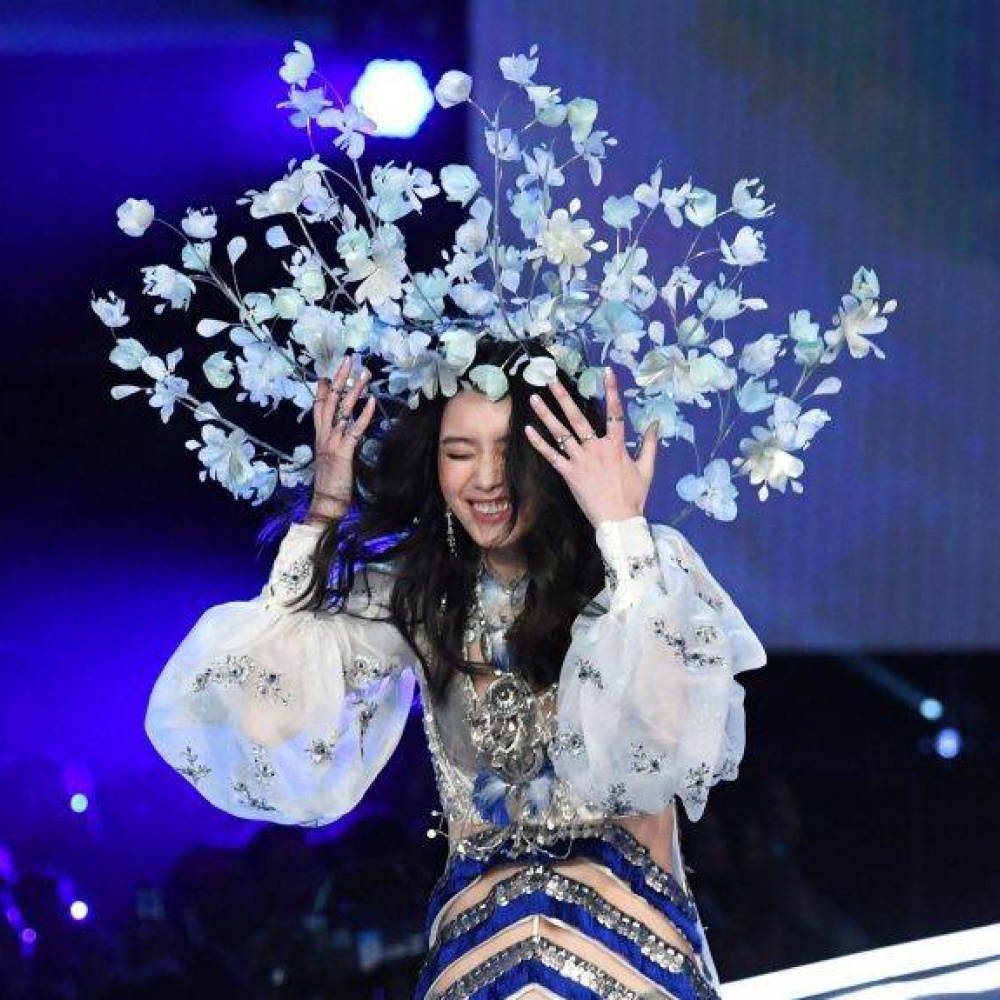 موقف لا يُحسد عليه لعارضة الأزياء Ming Xi بعد تعثرها خلال عرض أزياء فيكتوريا سيكريت بالأمس