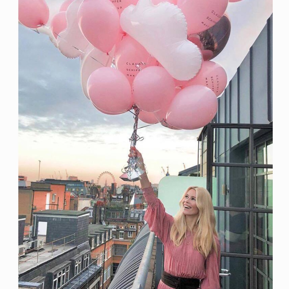 كلوديا شيفر تقضي أوقاتا ممتعة في لندن خلال جولتها للترويج لكتابها