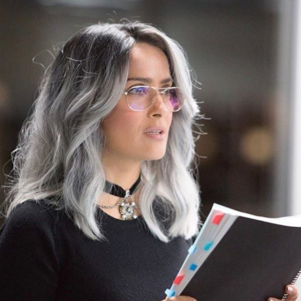 سلمى حايك بشعر رمادي أثناء تمثيل شخصية فيلمها الجديد!