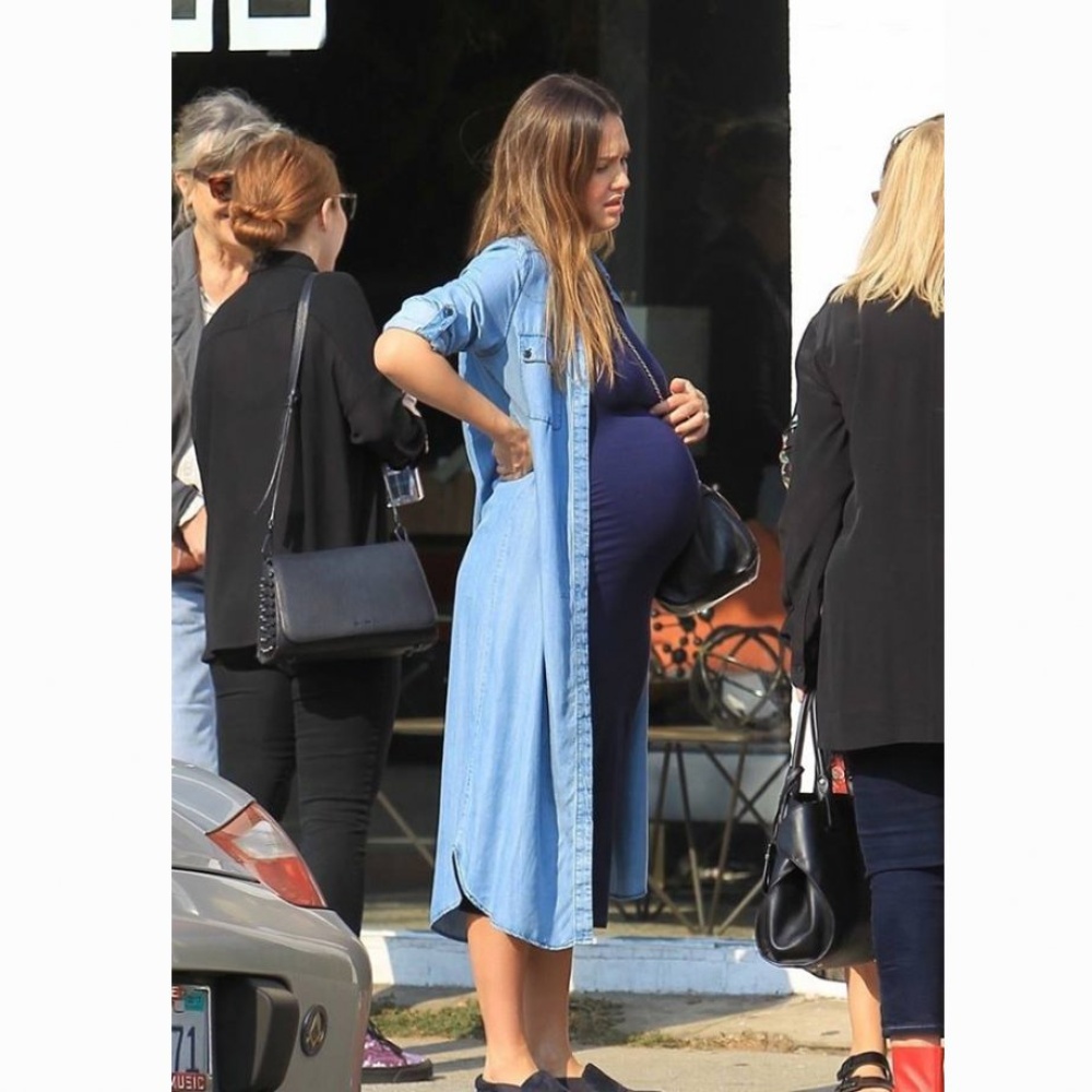 يبدو أن النجمة جيسيكا ألبا تعد الأيام و الساعات في انتظار موعد ولادتها