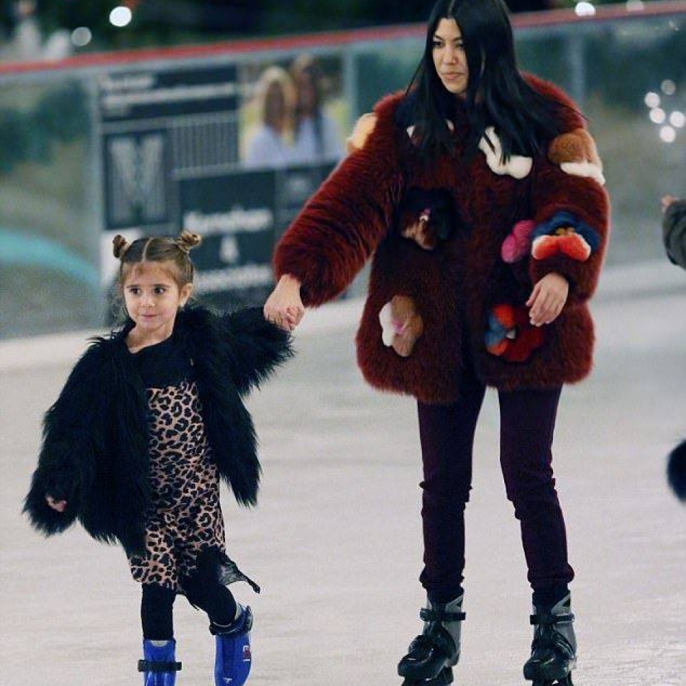 كورتني كاردشيان تقضي وقتاً رائعا برفقة ابنتها خلال تزلجهما على الجليد في ماليبو