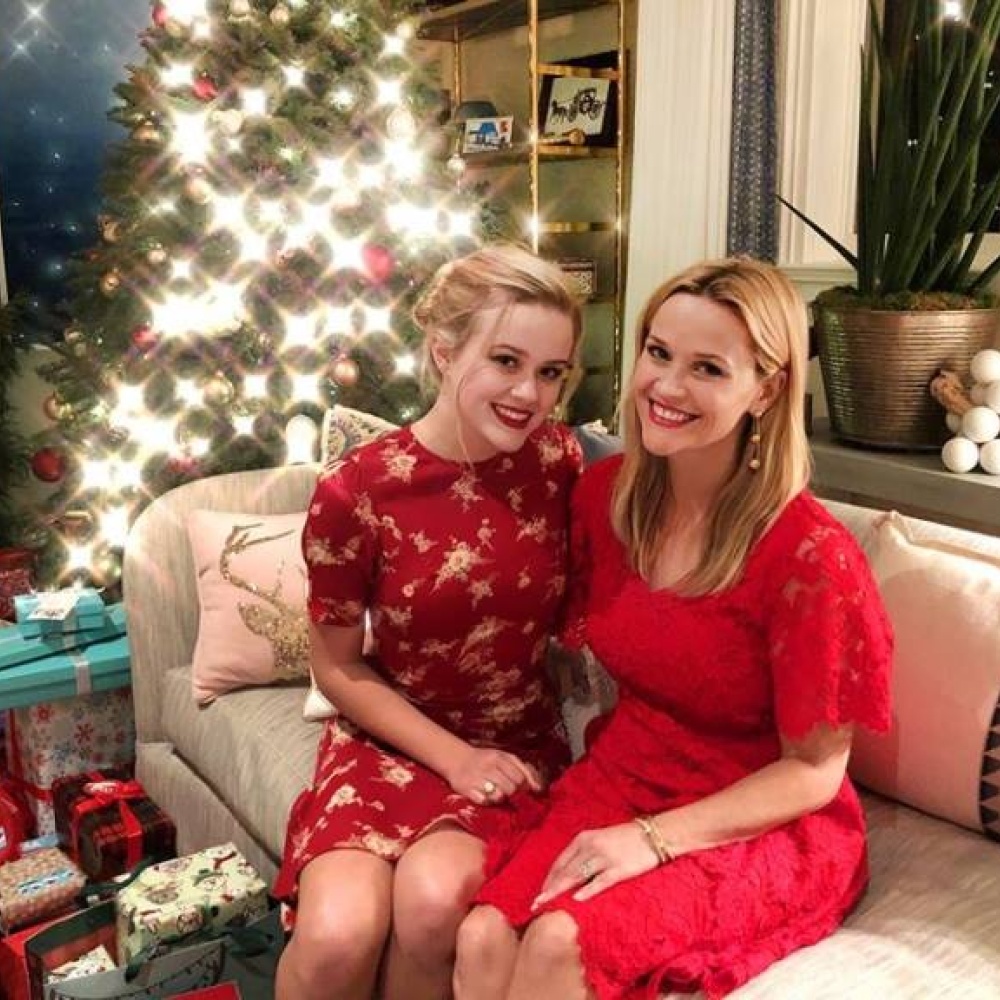 ريس ويذرسبون وابنتها متألقتان بالأحمر مع الكثير من الهدايا!