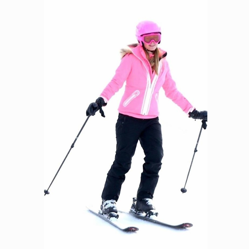 باريس هيلتون تقضي أوقاتا ممتعة بالتزلج على الثلوج في أسبن