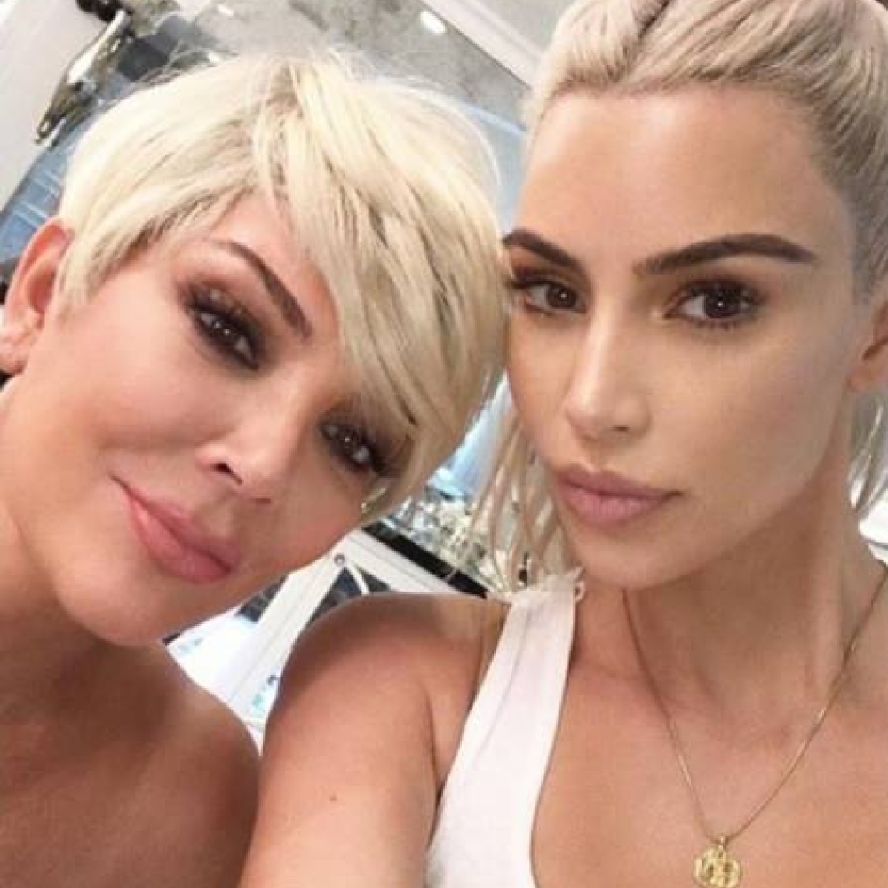 كريس جينر وابنتها كيم توأمان بالشعر الأشقر!