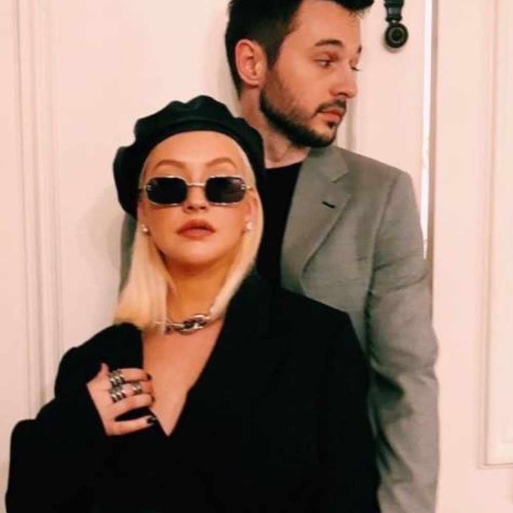 كريستيا اغيليرا تنشر على تويتر صورة من وحي التسعينات مع خطيبها مات راتلر!