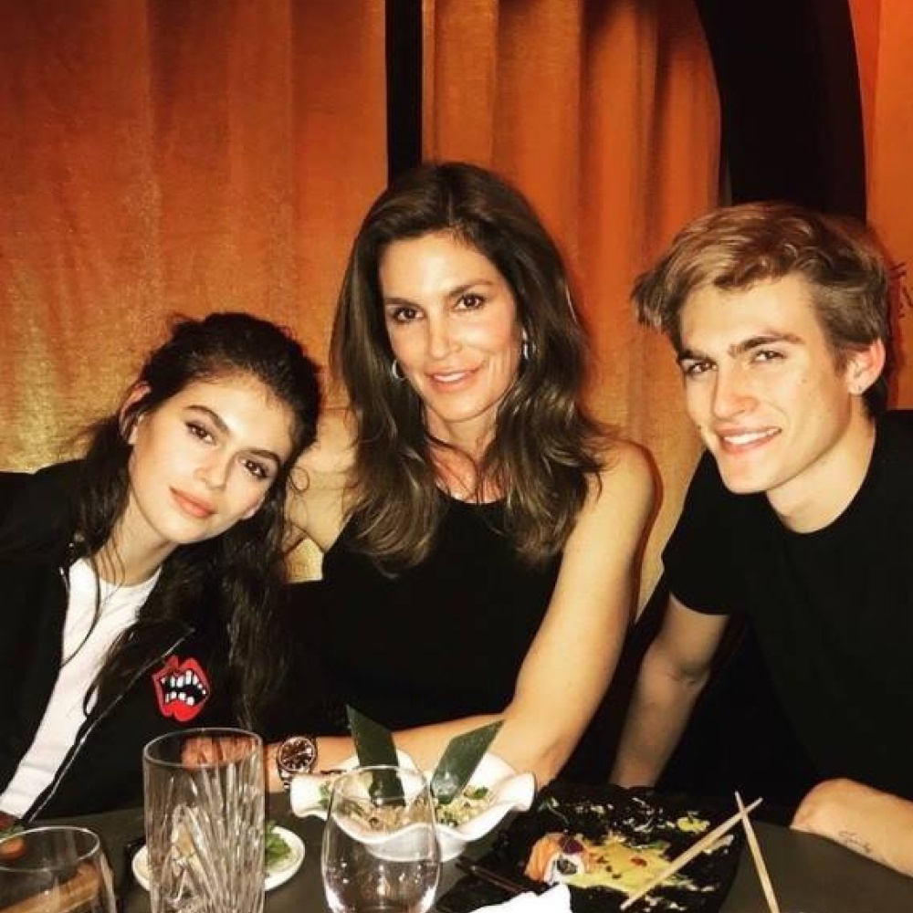 سندي كروفورد برفقة أبنائها أمس خلال أسبوع عروض الأزياء الرجالية في باريس