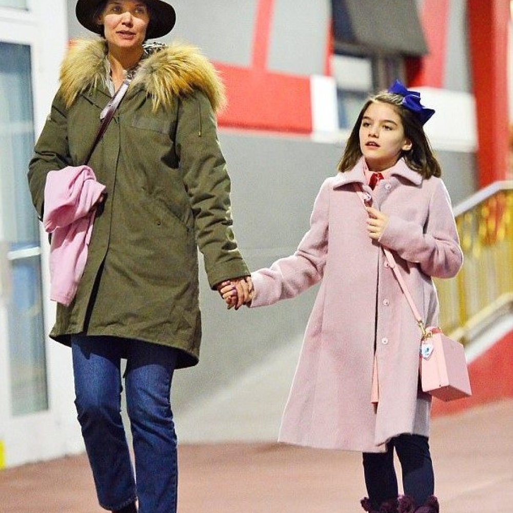 كايتي هولمز تظهر بدون مكياج خلال نزهة مع ابنتها سوري في شوارع نيويورك