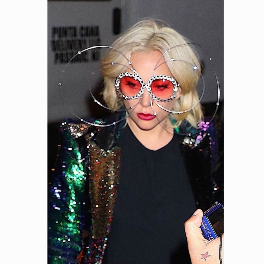 ليدي جاجا بأغرب نظارة على الإطلاق كما شوهدت أمس في شوارع نيويورك