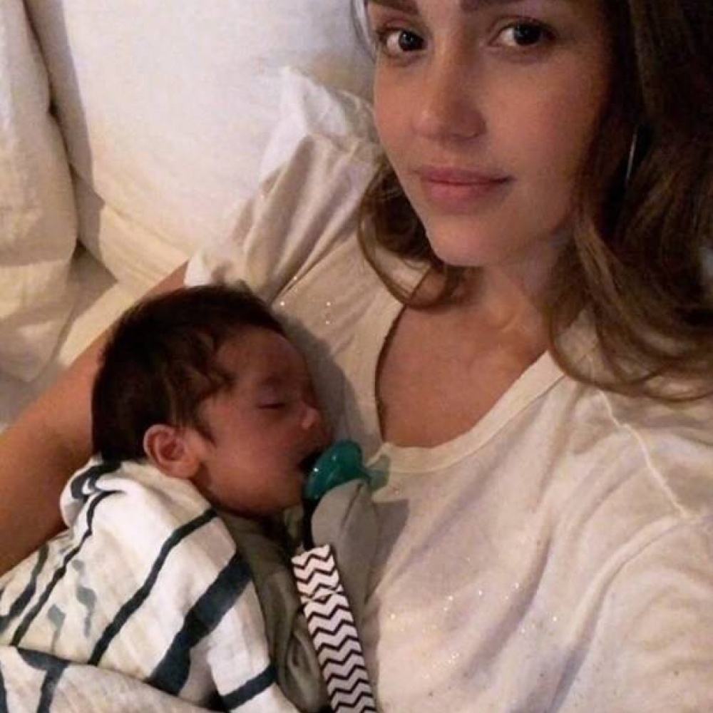 جيسيكا ألبا تنشر صورة مع مولودها الجديد