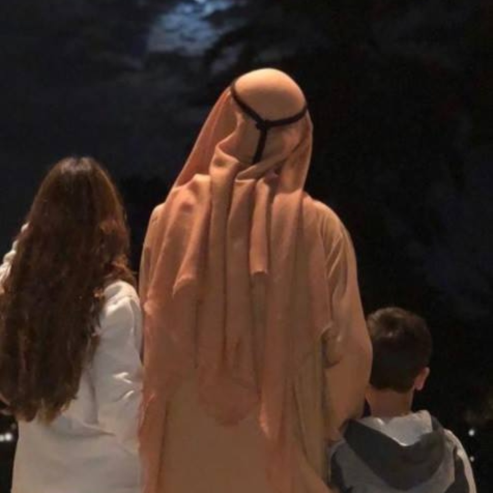 الشيخ محمد بن راشد يتابع ظاهرة القمر الأزرق الدموي أمس مع أبنائه الجليلة وزايد