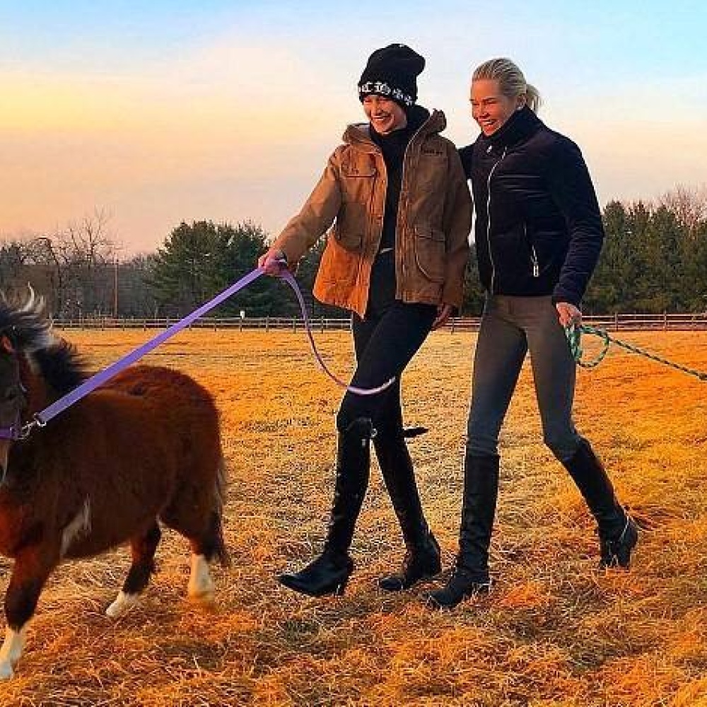 صورة طريفة تجمع بيلا حديد بوالدتها بالمزرعة الخاصة بهم