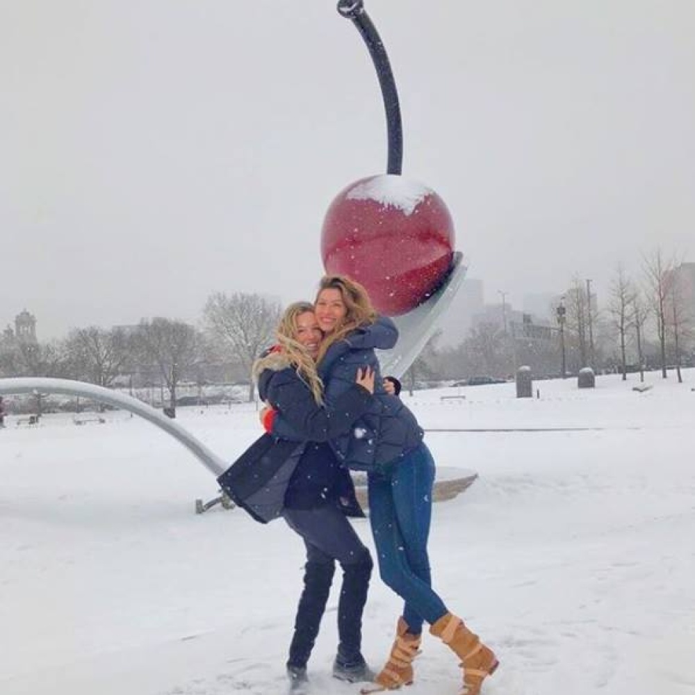 العارضة جيزيل بوندشين تبحث عن الدفء بعناق شقيقتها وسط ثلوج منيابولس