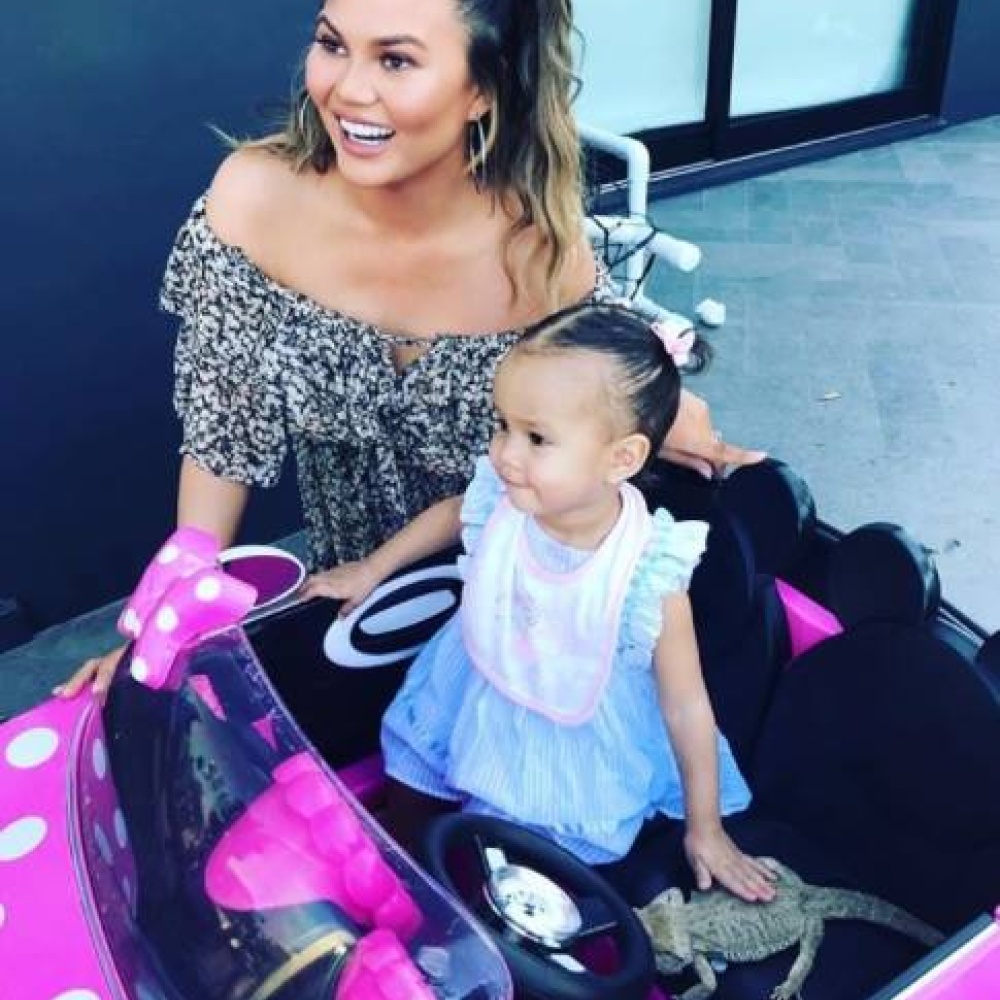 كريسي تيغن مع ابنتها لونا ورفيقها الجديد من الزواحف!