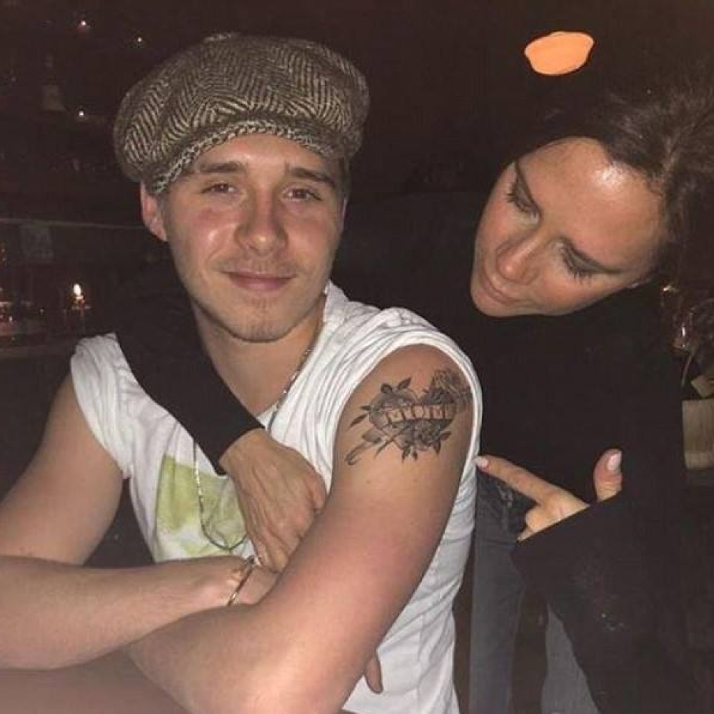 فيكتوريا بيكهام سعيدة بتاتو ابنها الجديد الذي يحمل اسم mom