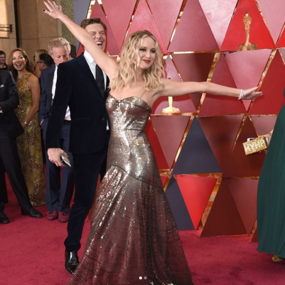 كعادتها .. جينيفر لورانس بعفويتها على السجادة الحمراء في حفل الأوسكار 2018 