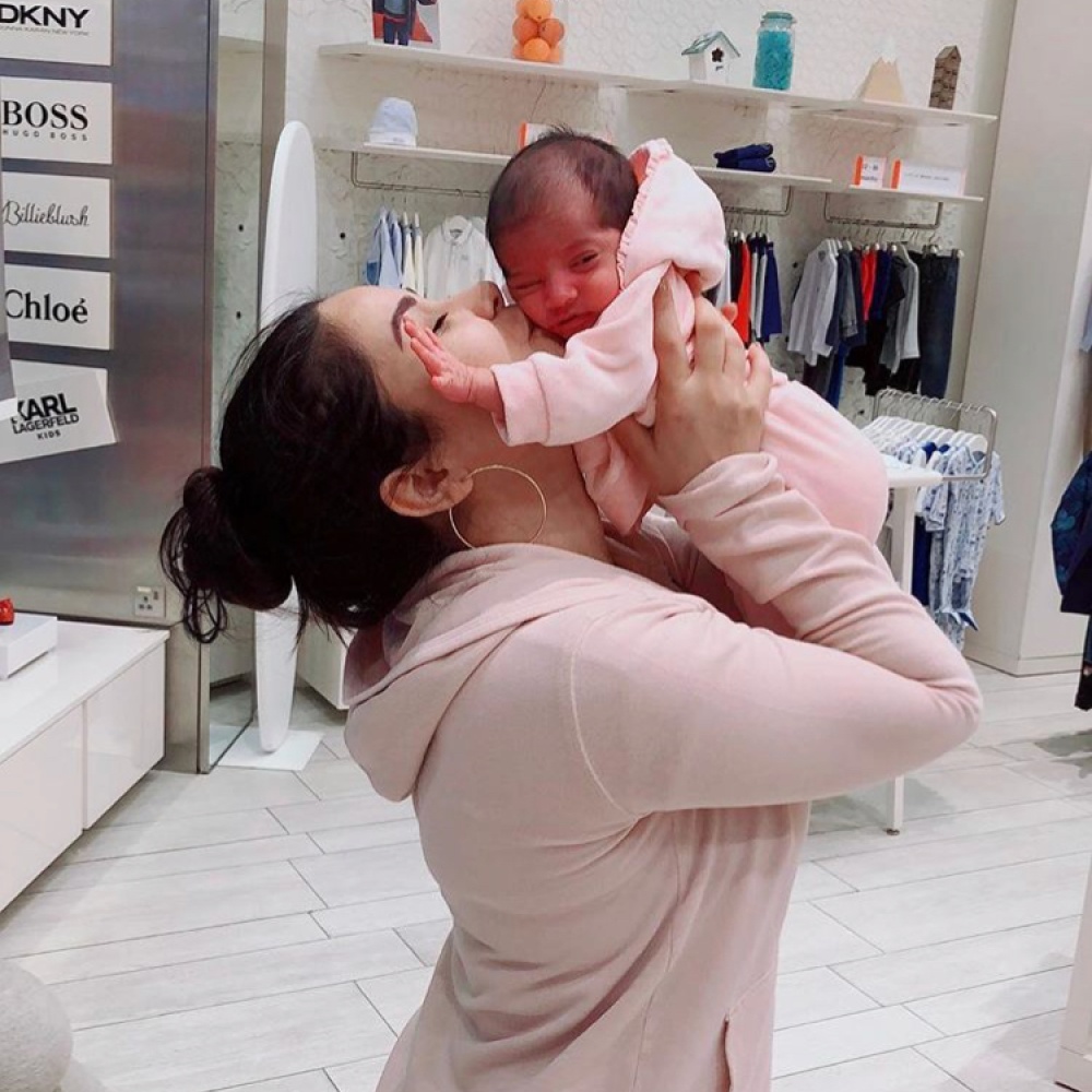 يا ترى من هو الرضيع الذي حظي بقبلة شيرين عبدالوهاب أثناء تواجدها في دبي مول اليوم؟