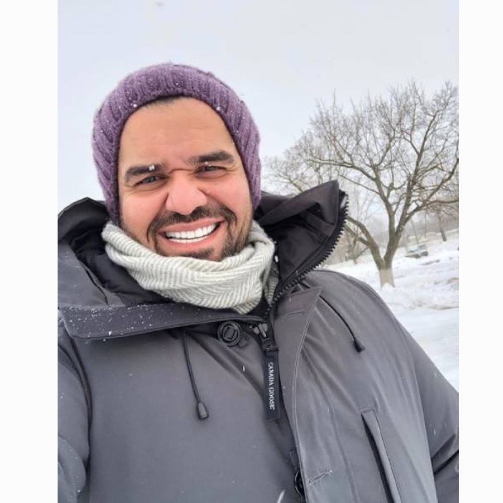 ابتسامة عريضة تعلو وجه حسين الجسمي وسط ثلوج موسكو