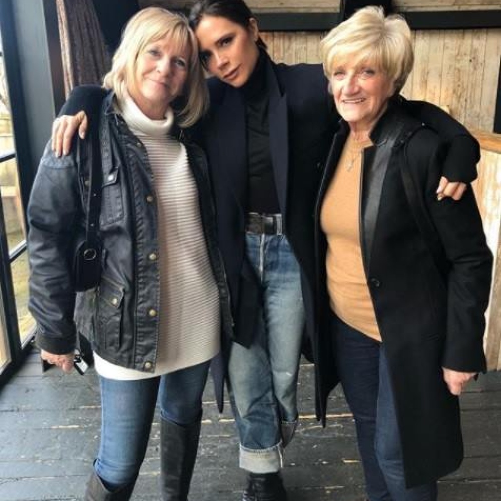 فيكتوريا بيكهام تحتضن حماتها ووالدتها بمناسبة يوم الأم في بريطانيا