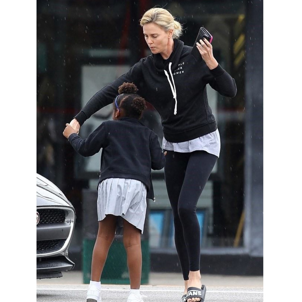 تشارليز ثيرون باطلالة كاجوال خلال شرائها المثلجات لابنها بالتبني جاكسون