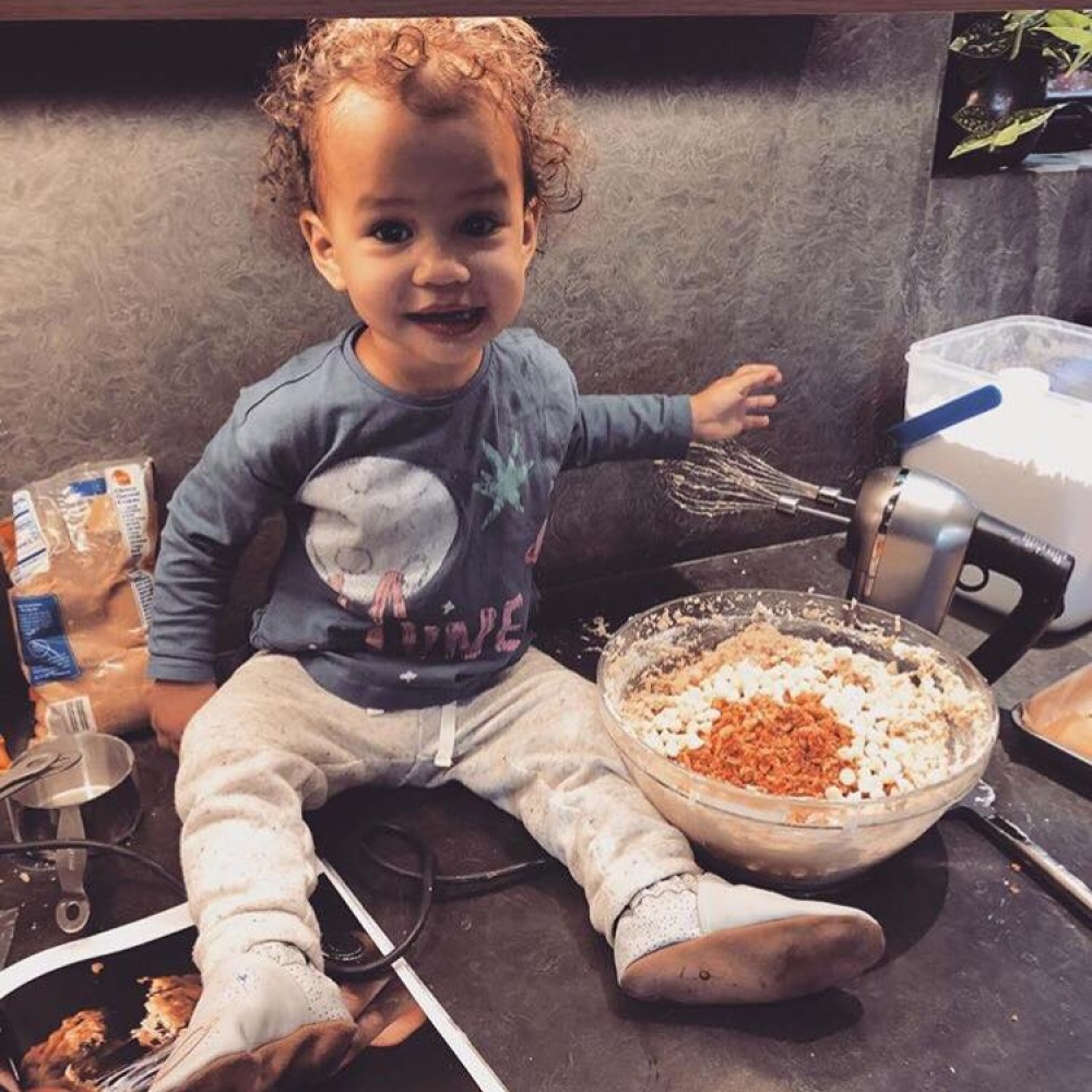 كريسي تايجن تنشر صورة ظريفة لابنتها خلال اعدادهما للكوكيز