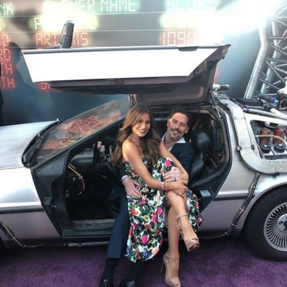 صوفيا فيرغارا في "آلة الزمن" مع زوجها أثناء العرض الأول لفيلم Ready Player One