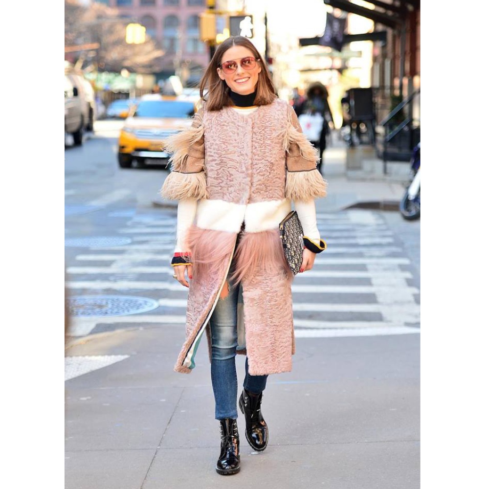 أوليفيا باليرمو تتألق بابتسامة سعيدة أثناء تجولها في شوارع نيويورك