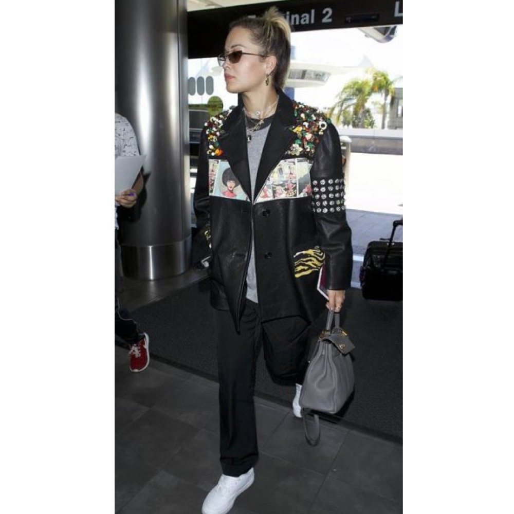 ريتا أورا باطلالة كاجوال غير تقليدية خلال وصولها لمطار لوس أنجلوس