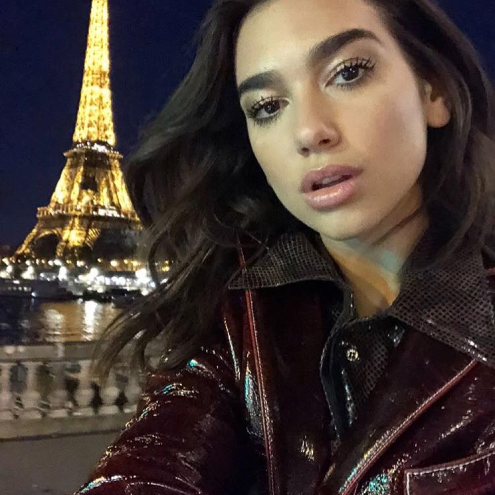 دواليبا بصورة سيلفي في شوارع باريس