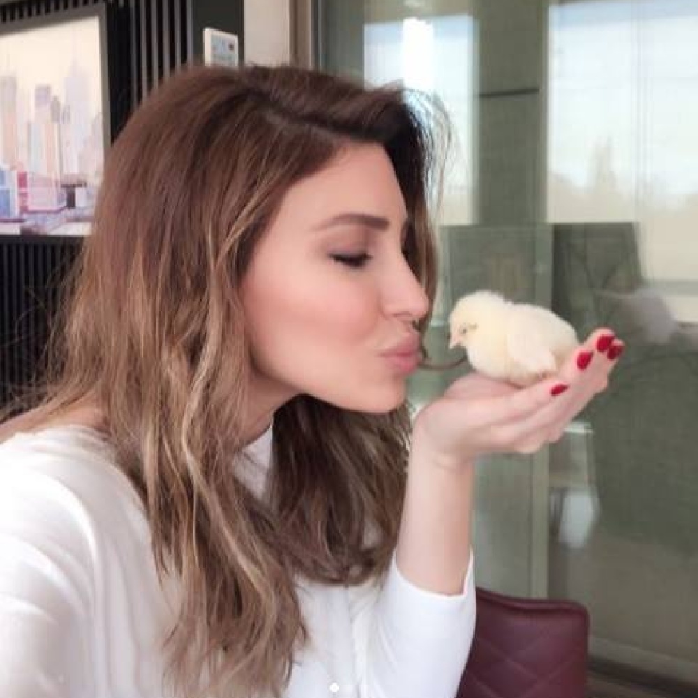 يارا تبدأ يومها بقبلة صباحية للصوص الظريف "مستر شيك"!