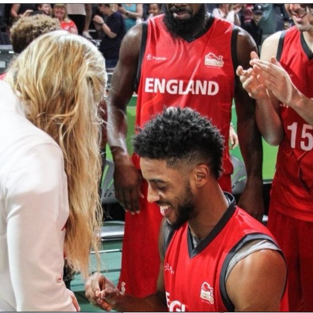 اثناء طلب يد حبيبته