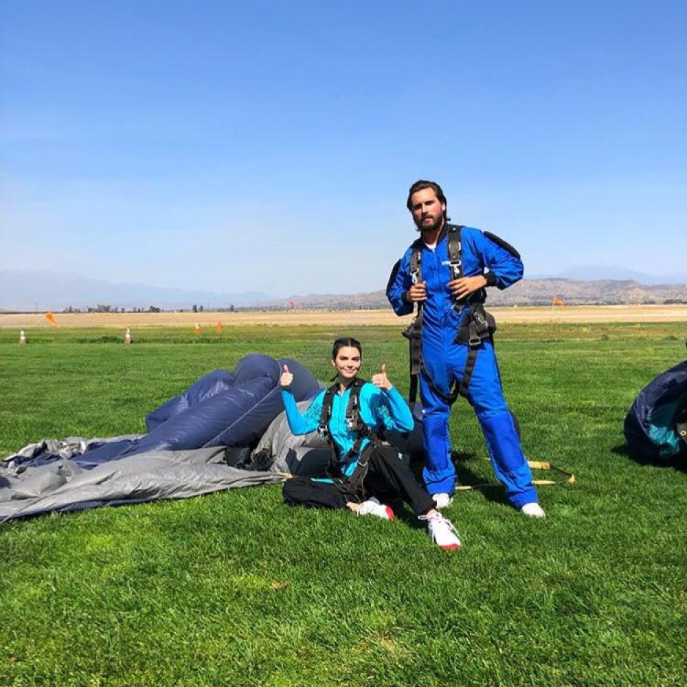 كيندال جينر لحظة هبوطها بالمظلة .. حيث تجرأت بالقفز الهوائي