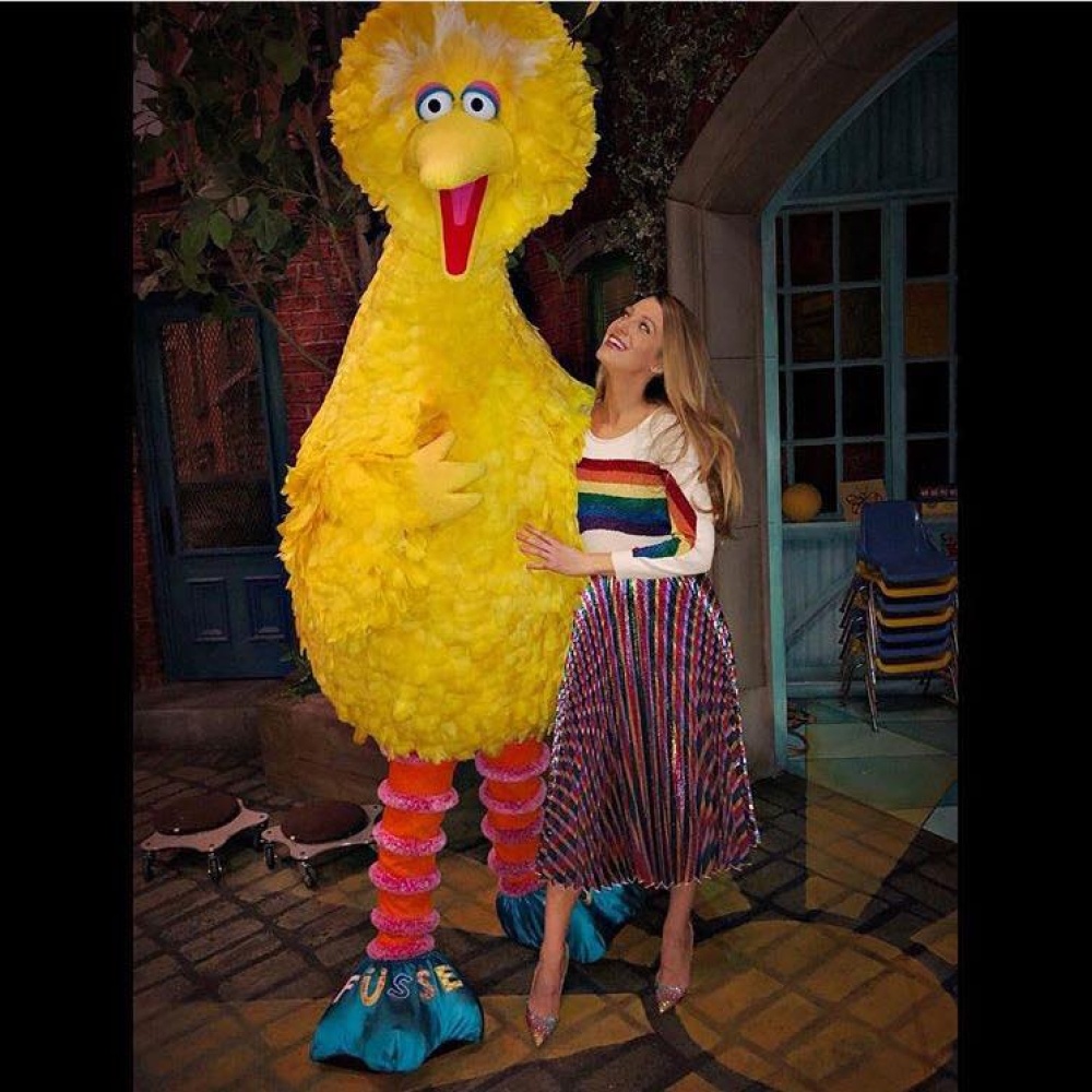 بلايك لايفلي بصورة طريفة مع إحدى شخصيات برنامج سمسم ستريت