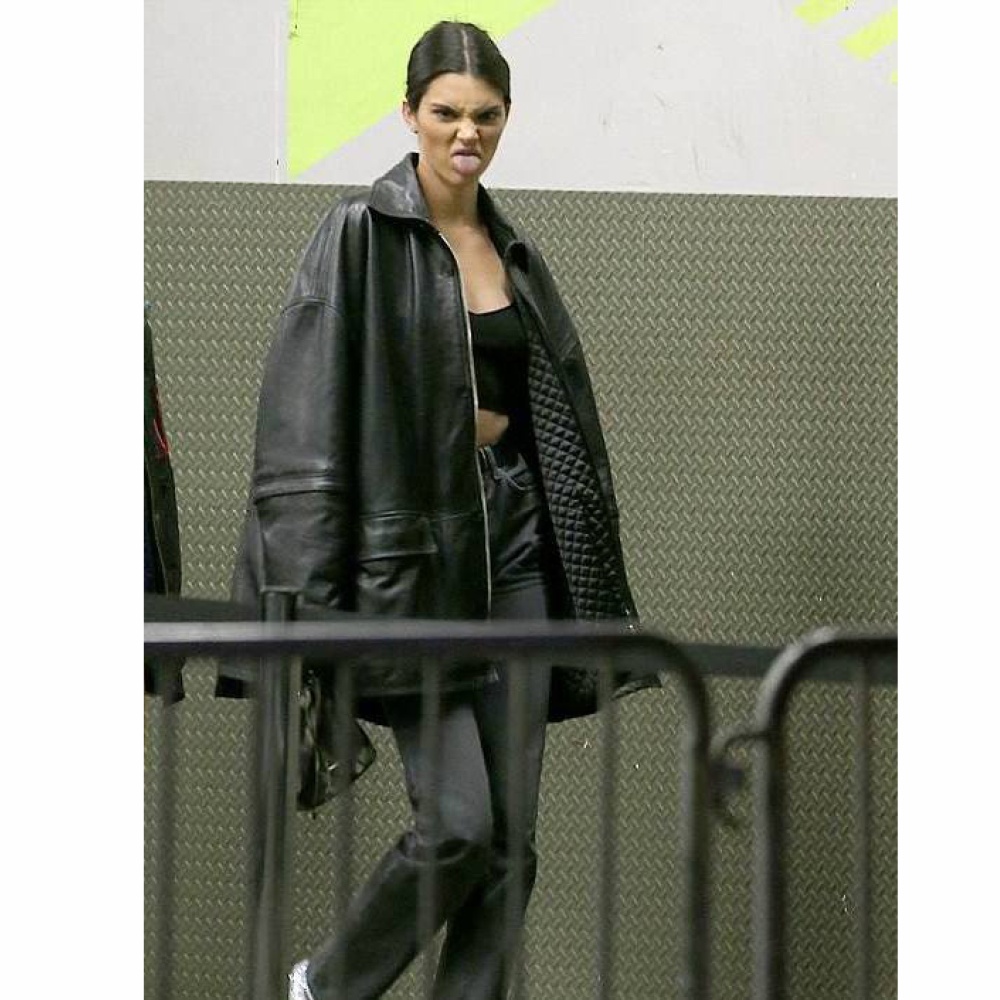 لا نعلم السبب وراء إغاظة كيندال جينر لهذه الدرجة لكنها تبدو ظريفة في جميع الأحوال !