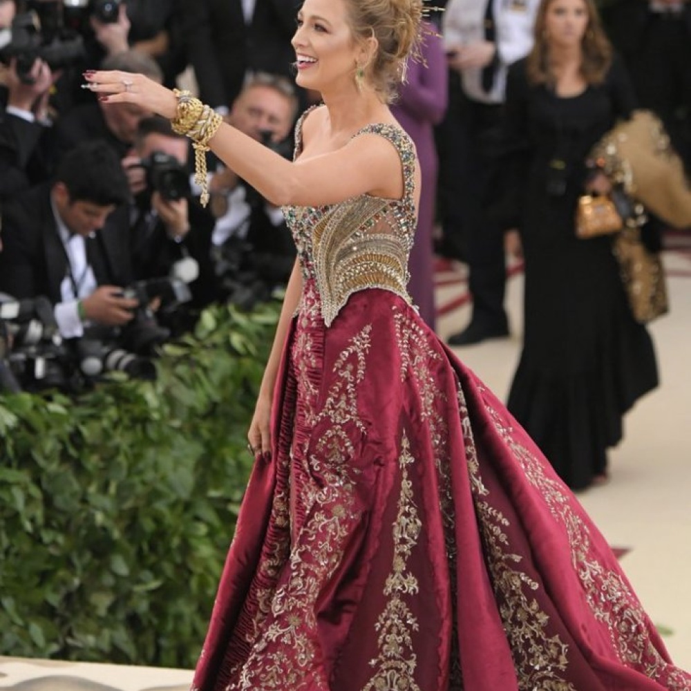 بليك ليفلي في حفل ميت غالا 2018 بفستان مرصع بالجواهر استغرق 600 ساعة لصنعه! 