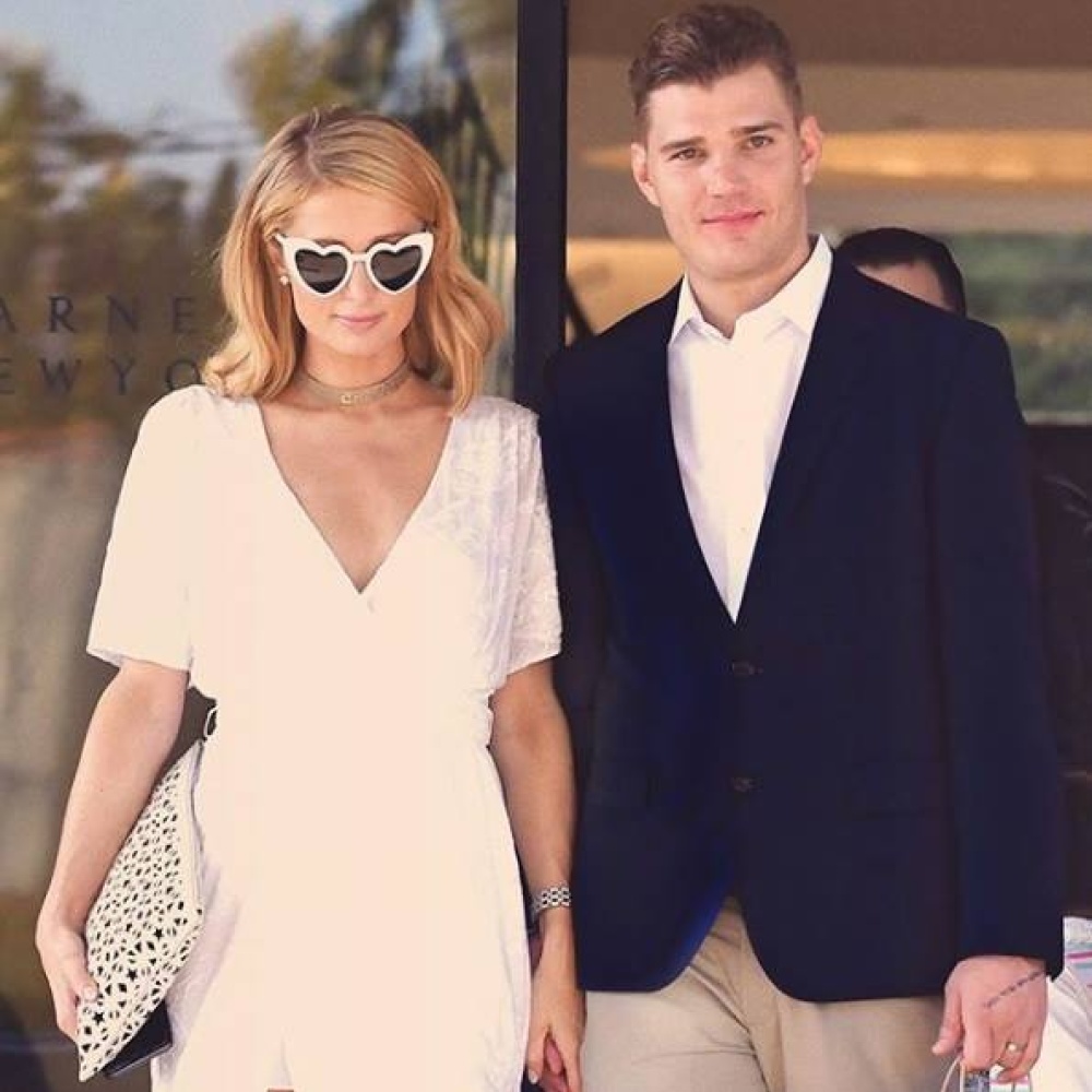 باريس هيلتون بإطلالة رومنسية مع خطيبها في بيفرلي هيلز