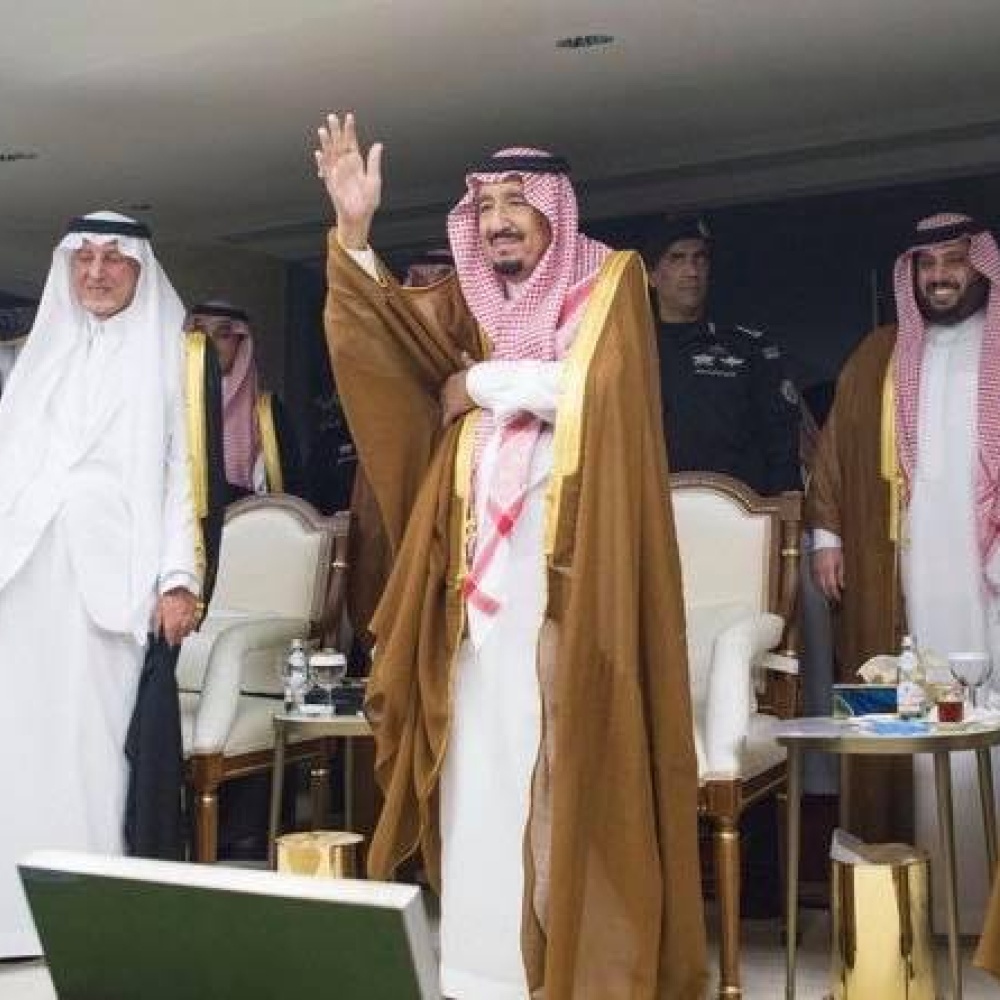 الملك سلمان بن عبدالعزيز يشارك بالعرضة السعودية على منصة ملعب الجوهرة أمس