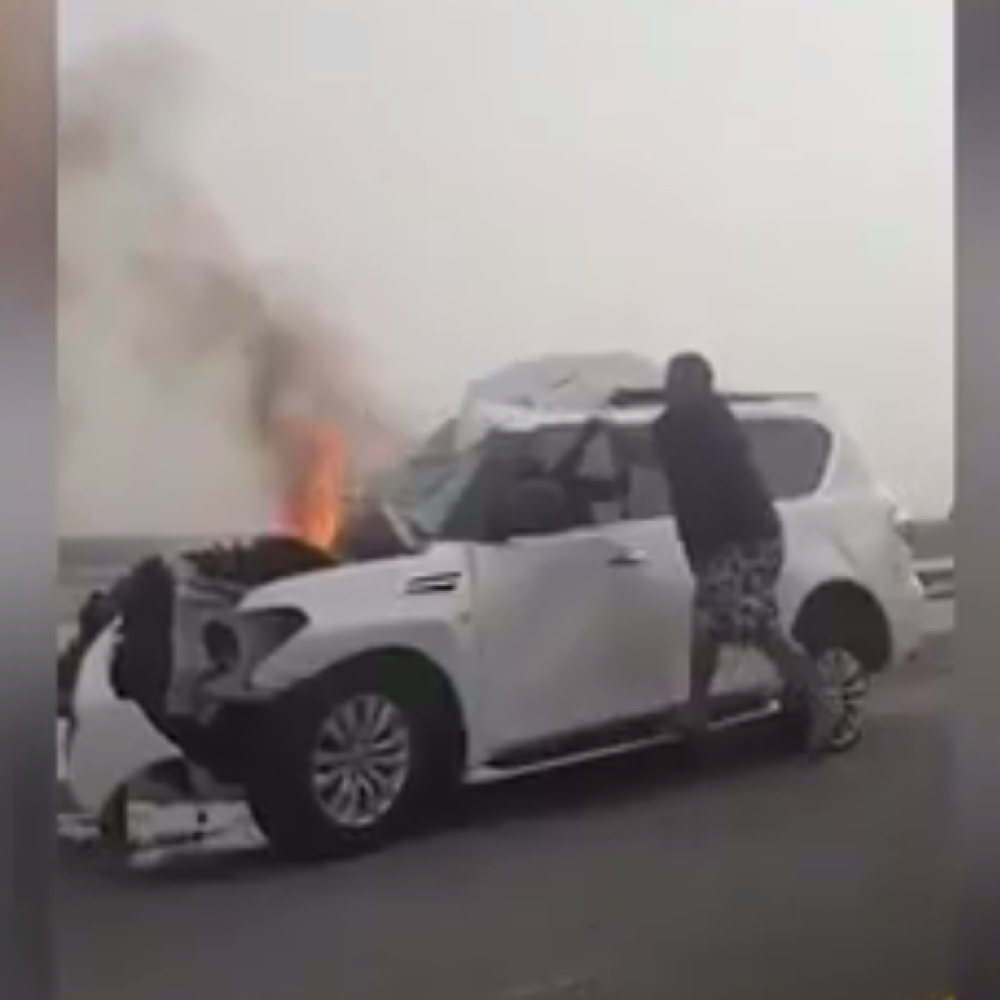شاهد شجاعة شرطي إماراتي بإنقاذ مواطن حاصرته النيران داخل سيارته