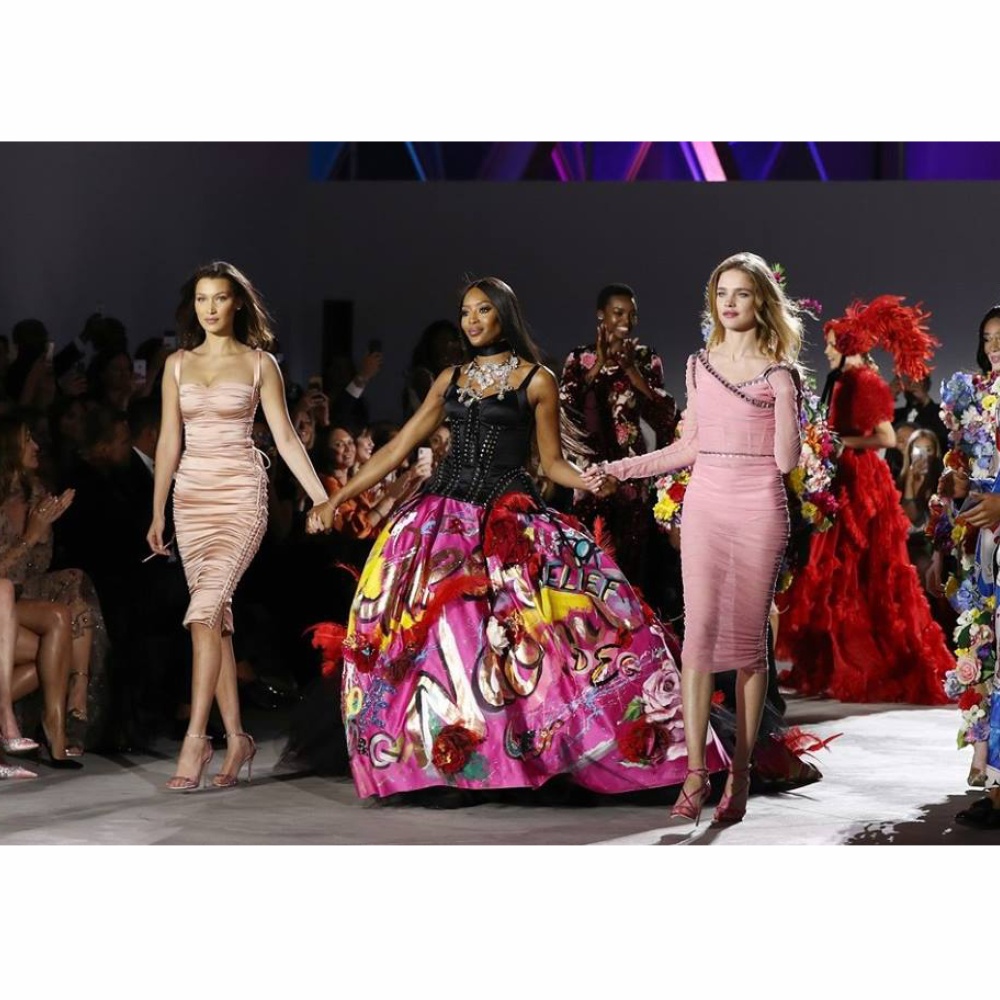 نعومي كامبل وبيلا حديد تشعلان منصة عرض أزياء Fashion For Relief Gala في كان