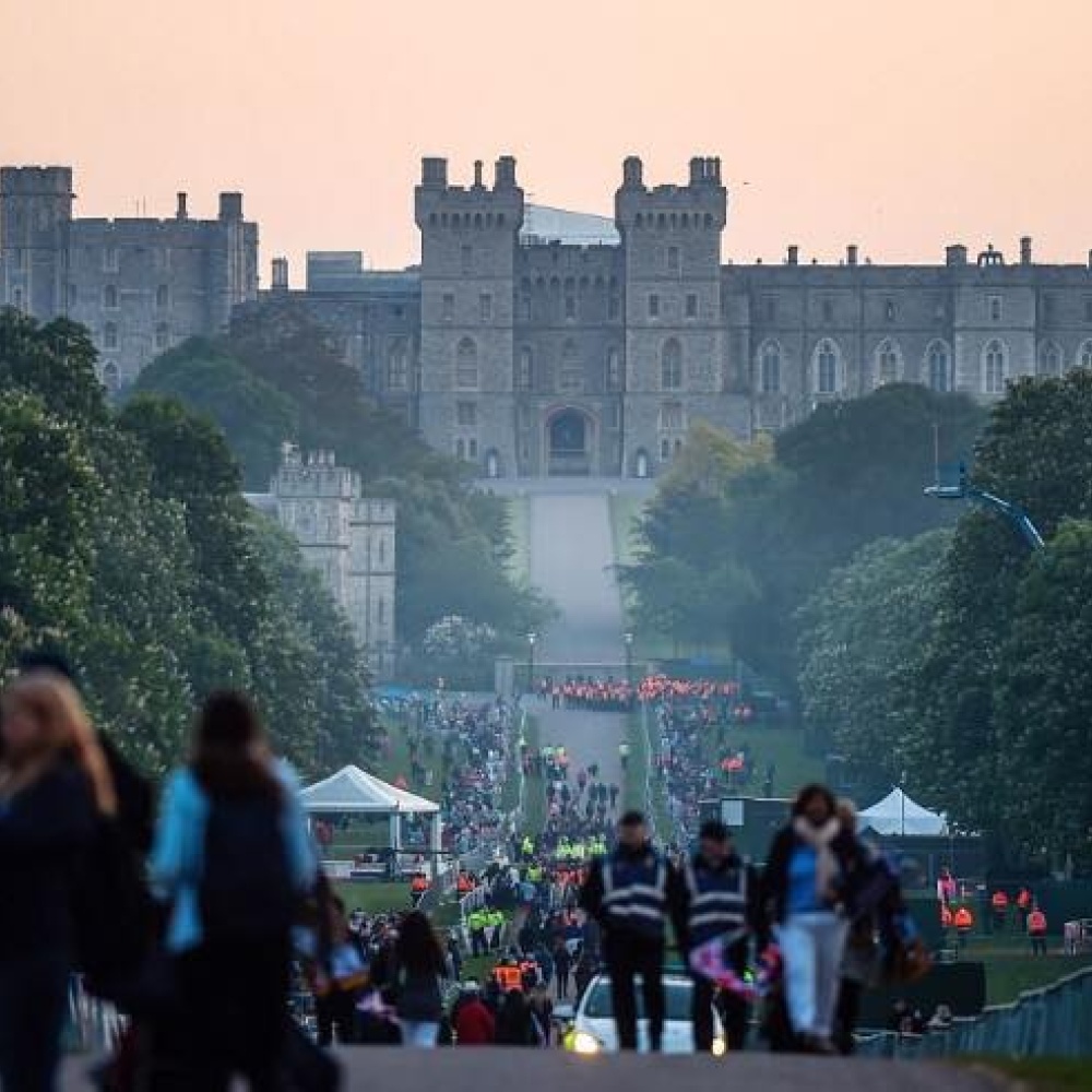 حشود غفيرة بالقرب من قصر ويندسور تترقب الزفاف الملكي