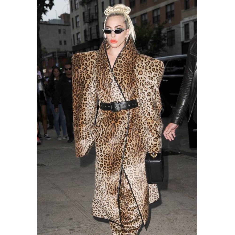 ليدي جاجا باطلالة غير مألوفة بمعطف ضخم بطبعة جلد النمر في شوارع نيويورك