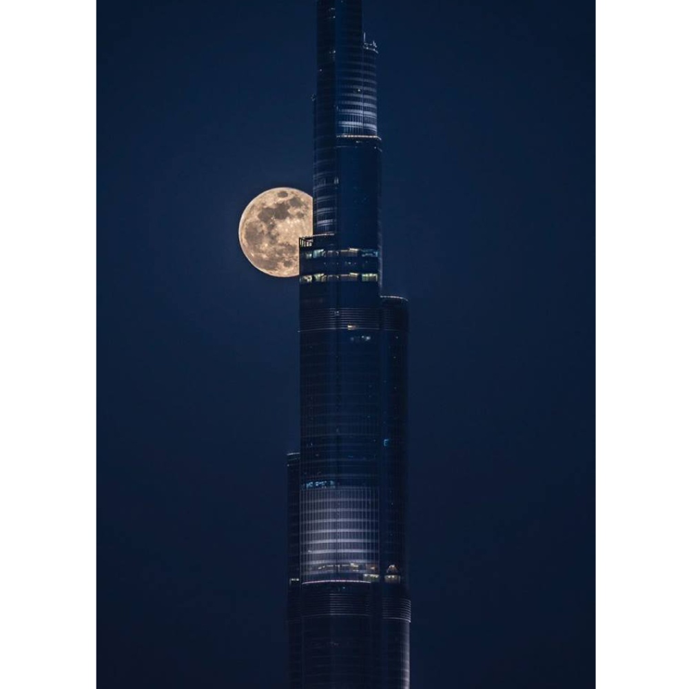 صورة مميزة لبرج خليفة حيث يبدو بدر شهر رمضان مكتملا