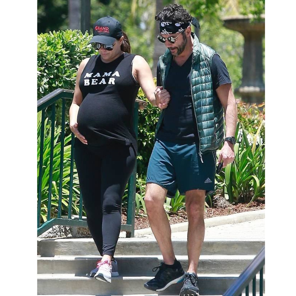 إيفا لونغوريا في نزهة رياضية مع زوجها حيث لا تفصلها سوى أيام عن موعد ولادتها!