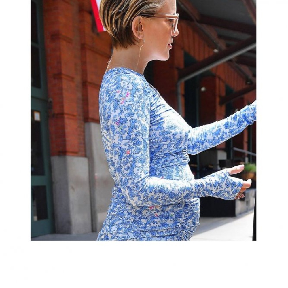 عدسات الكاميرا تلتتقط صورة لكيت هدسون متألقة بفستان أزرق ضيق يبرز حملها خلال مغادرتها الفندق في نيويورك