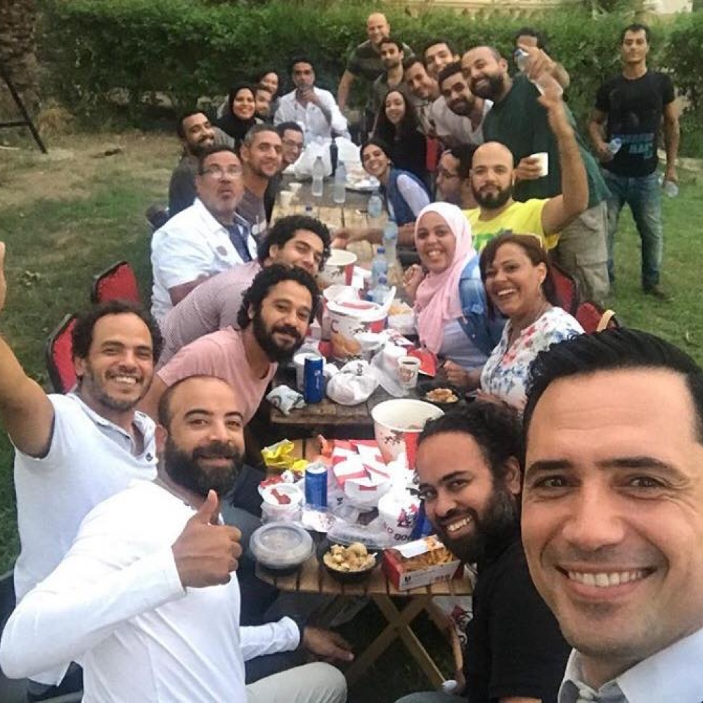 ظافر العابدين بصورة سيلفي خلال إفطار فريق عمل ليالي أوجيني