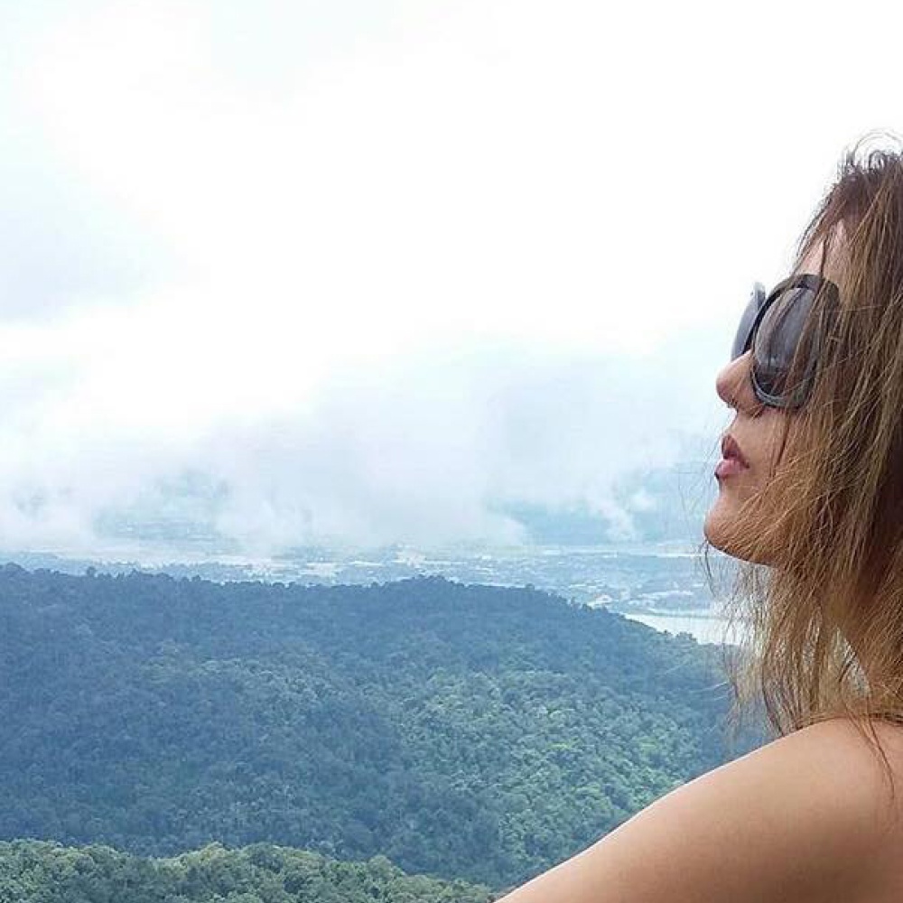 دانا مارديني في لحظة تأمل وسط الطبيعة 