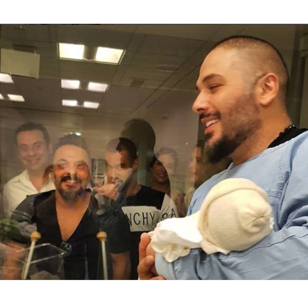 رامي عيّاش يشارك متابعيه صورة وهو يحمل مولودته الجديدة أيانا