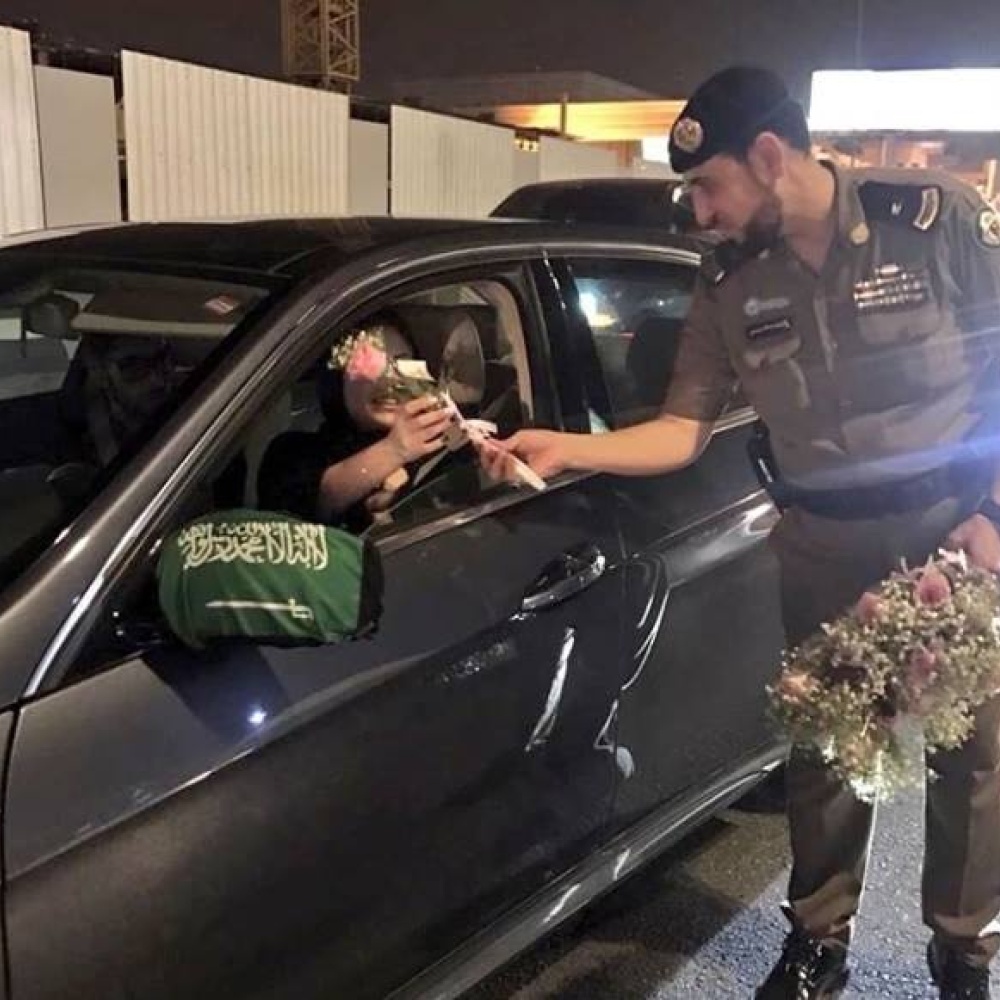 ترحيب بالورود من مرور السعودية مع عبارة "رافقتكم السلامة" في أول يوم من قيادة المرأة