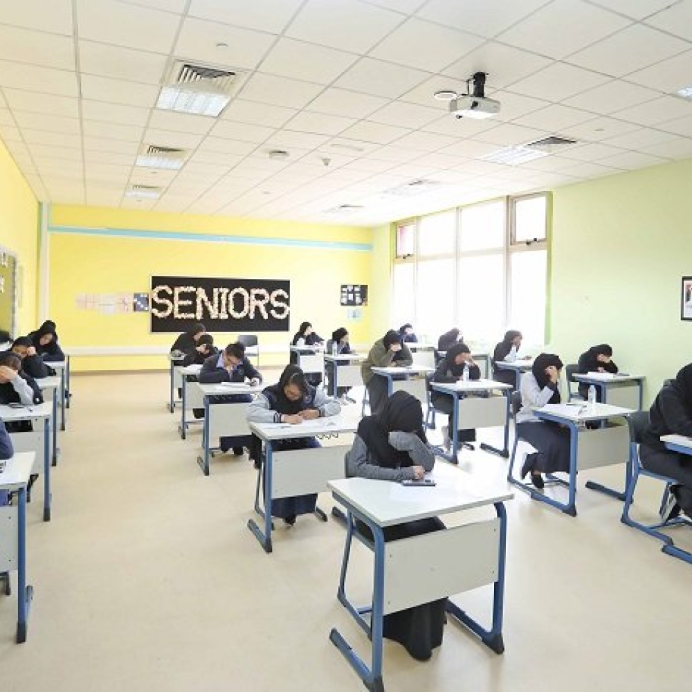 طلبة يتداولون امتحان "الفيزياء" بالإمارات على وسائل التواصل الاجتماعي