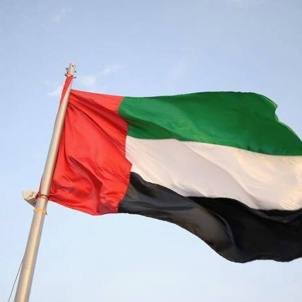 بلدية أم القوين تدعو الى استبدال الاعلام التالفة