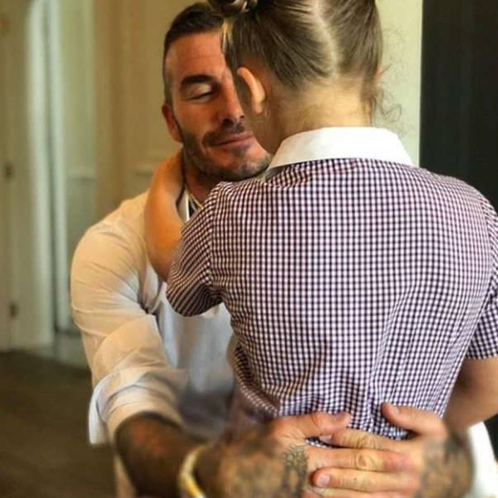 صورة تجسد معاني الأبوة والحنان بين ديفيد بيكهام وابنته هاربر